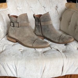 Brand NEW Leather Born Booties!!  Size 7